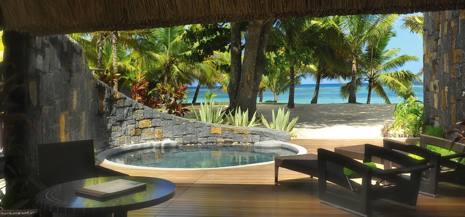 MUTRSB1Dac10-Trou-aux-Biches-Beach-front-suite-with-pool-Ile-Maurice-921×430