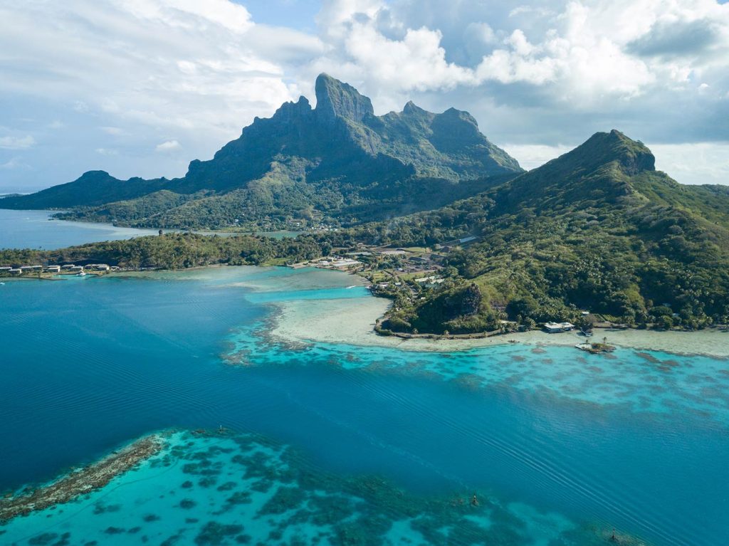 Polynésie-Vue-aérienne-d’un-drone-de-bleu-lagon-et-le-Mont-Otemanu-à-Bora-Bora-©bomboman,-iStock-1128359086