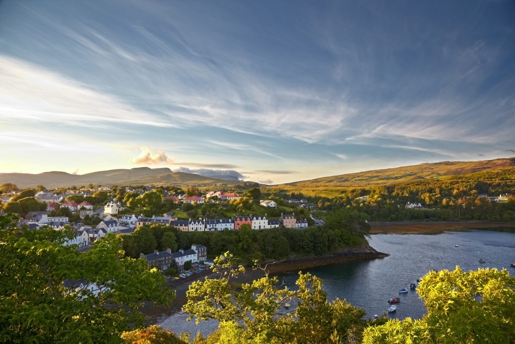 Ecosse_Portree_Isle_of_Sky_©zhuzhu_iStock-158587592