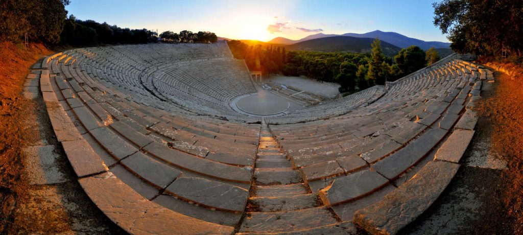 Péloponnèse théâtre d’Epidaure ©pavlemarjanovic, iStock-470169289