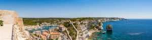 iStock-902420510 Vue panoramique de la côte de Bonifacio et la Corse ©FevreDream.jpg