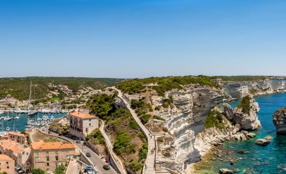 iStock-902420510 Vue panoramique de la côte de Bonifacio et la Corse ©FevreDream.jpg