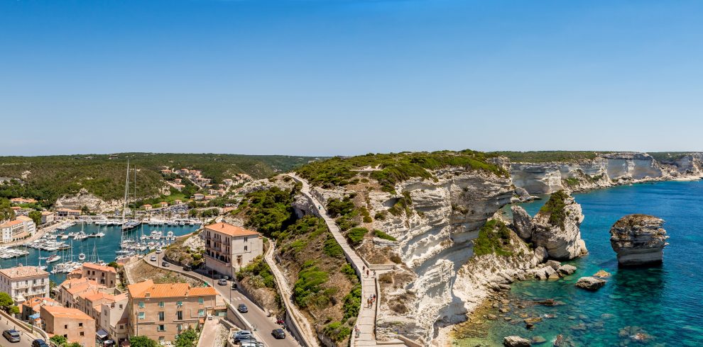 iStock-902420510 Vue panoramique de la côte de Bonifacio et la Corse ©FevreDream.jpg