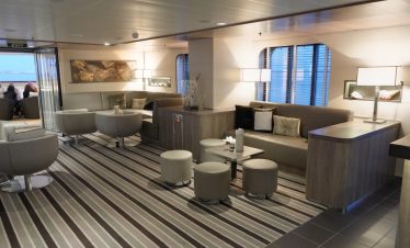 Ponant_Austral_604_Suite-Armateur_Mai2021©PONANT-TamarSarkissian.jpg